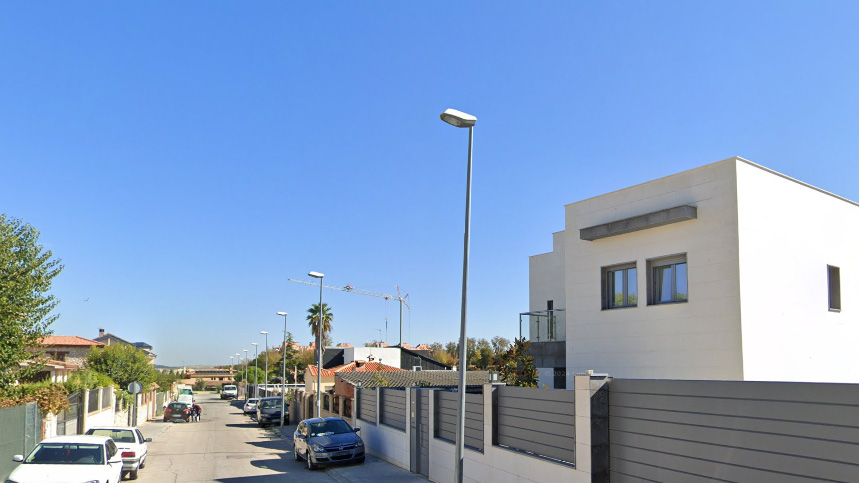 Calle Saelices de Valdemoro, una de las afectadas por los cortes programados por Iberdrola este lunes.