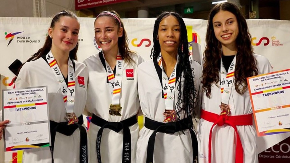 Nadia, primera por la izquierda, junto a sus compañeras de podio.