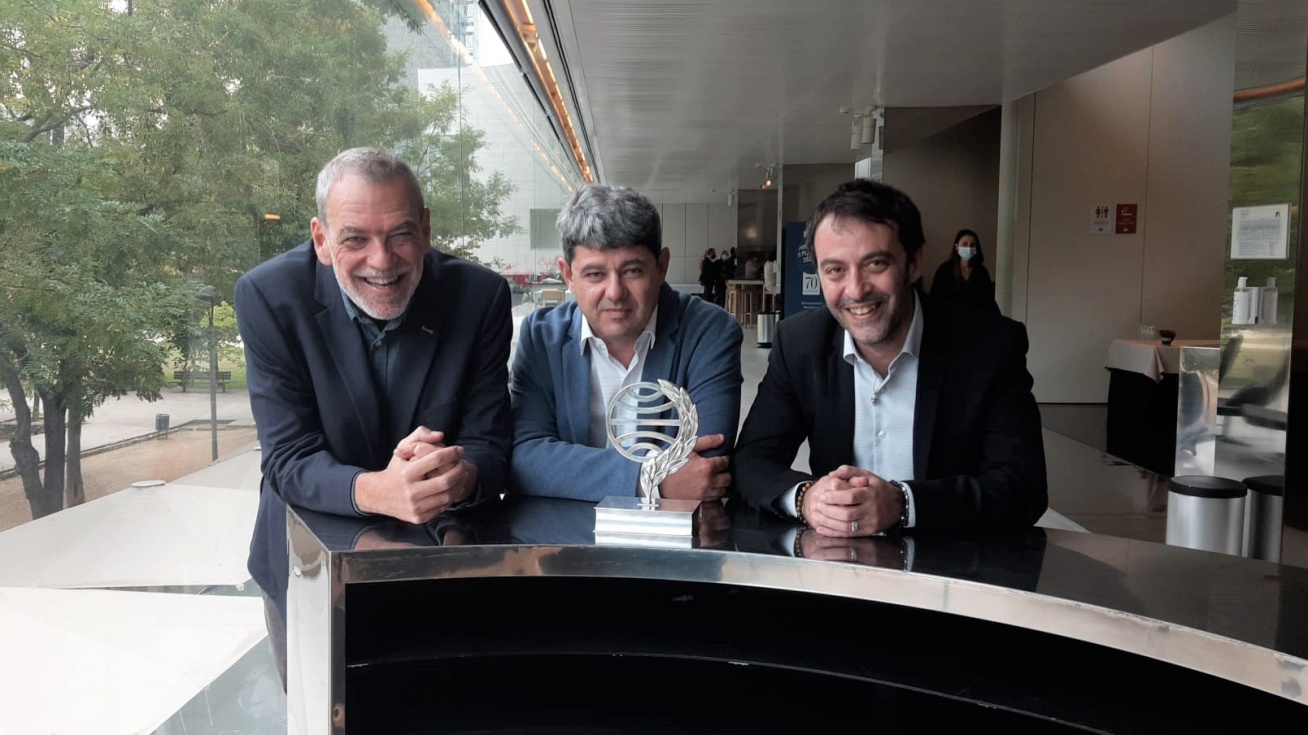 Carmen Mola con el Premio Planeta 2021.