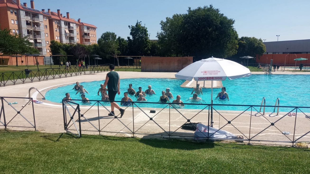 Usuarios en la piscina de verano de Ciempozuelos en 2024.
