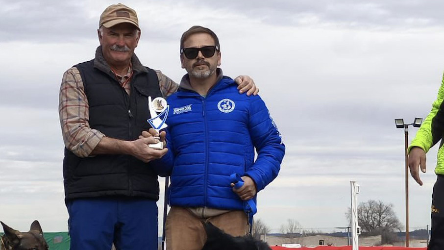 Israel Marcos con el trofeo regional.