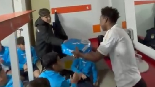 Los jóvenes sorprenden a Bahar con el regalo. Captura del TikTok de Alejandro Salgado (@__saalgaadoo).