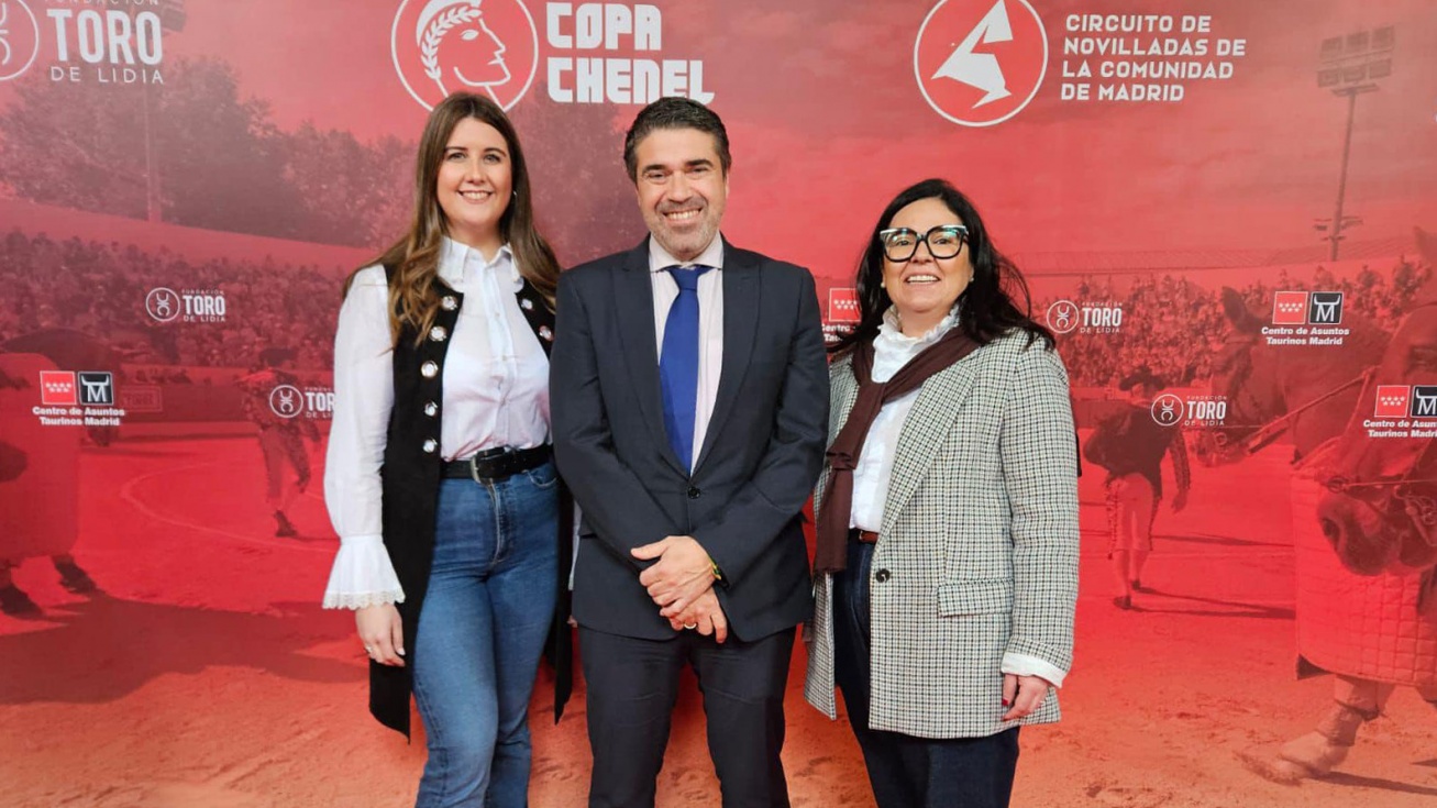 El alcalde y las concejalas en la presentación de la Copa Chenel.