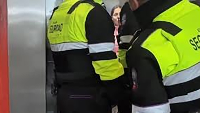 El personal de seguridad intent&oacute; que la mujer entrara en raz&oacute;n.