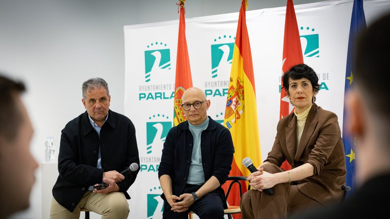 El alcalde de Parla, Ram&oacute;n Jurado, (izquierda) y la ministra Elma Sainz (derecha), durante el encuentro.
