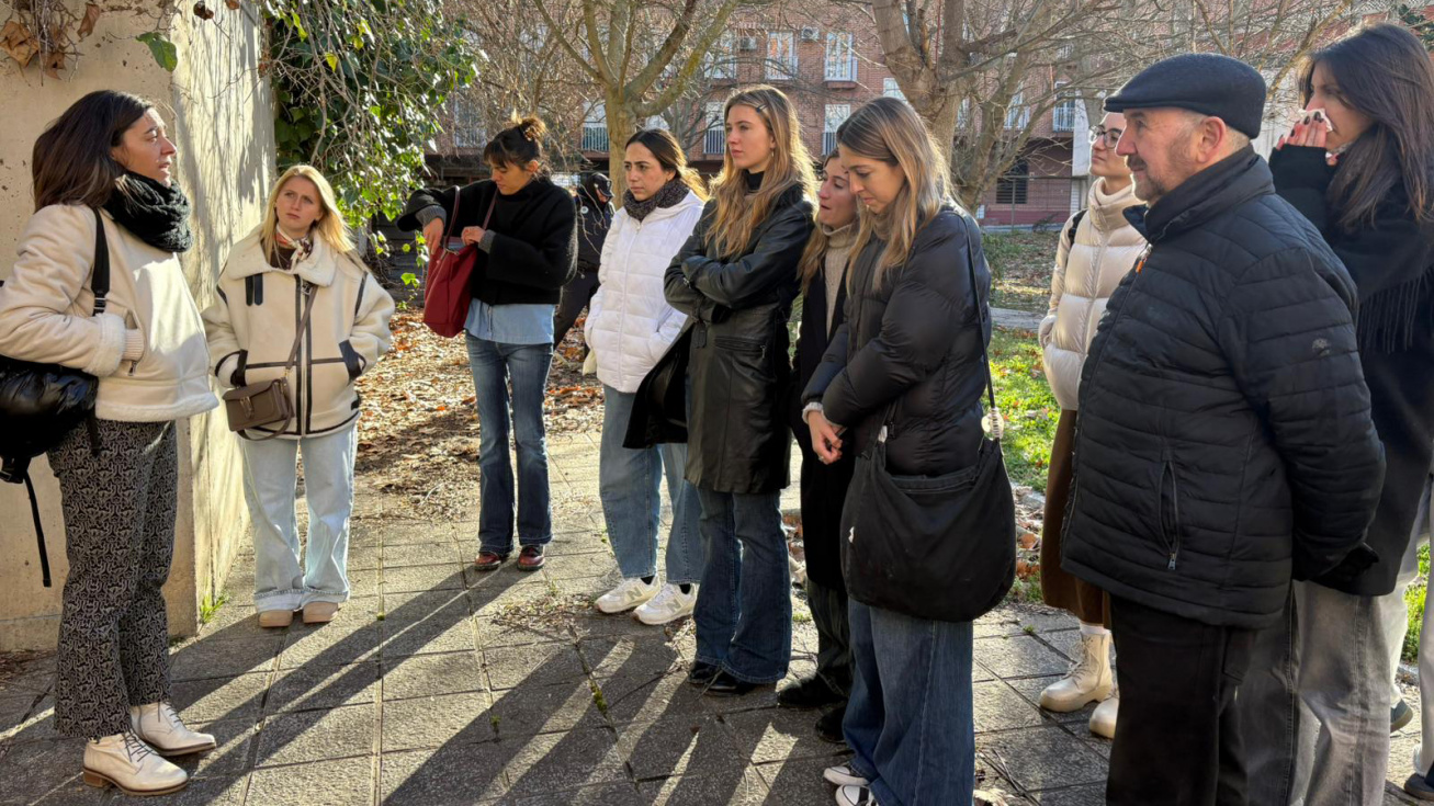 La alcaldesa, Raquel Jimeno, con los alumnos durante la visita.