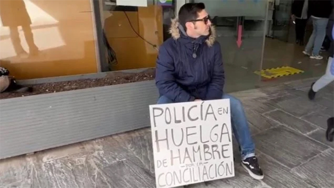 El agente en huelga de hambre.