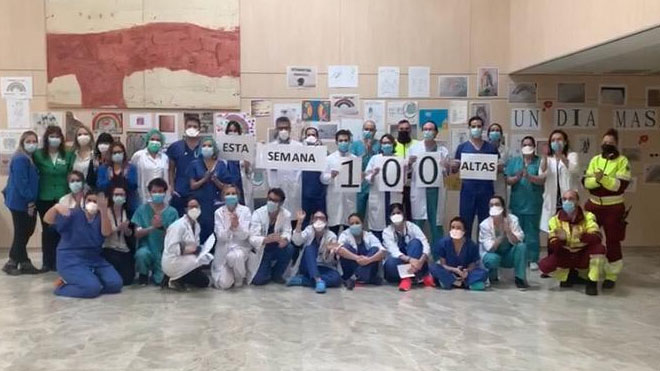 Personal sanitario del hospital Infanta Elena de Valdemoro celebra que ya se han curado 100 de sus pacientes de coronavirus.