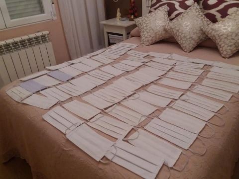 Mascarillas de tela hechas por Teresa para la residencia Casablanca de Valdemoro.