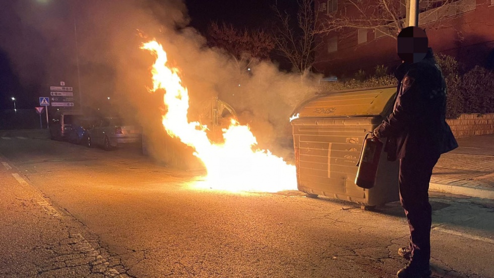 La Policía de Valdemoro sofoca uno de los incendios.