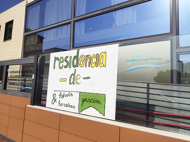 "Residencia de héroes", cartel elaborado por familiares de los residentes de San Marcos Acqua de San Martín de la Vega en apoyo a los trabajadores del centro.