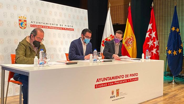 Los representantes de PSOE, Unidas Pinto y Podemos durante la ratificaci&oacute;n del gobierno de coalici&oacute;n.