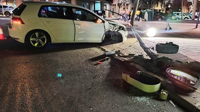 Así quedó el vehículo y la farola tras la colisión.