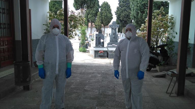 Operarios en el cementerio municipal durante la primera ola de la pandemia.