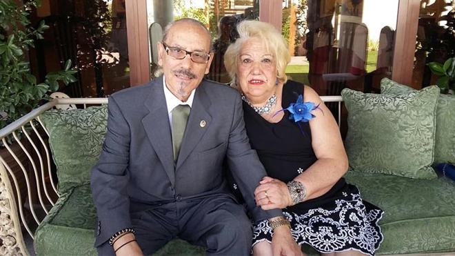 Julián con su mujer, Paz, que también falleció recientemente por covid-19.