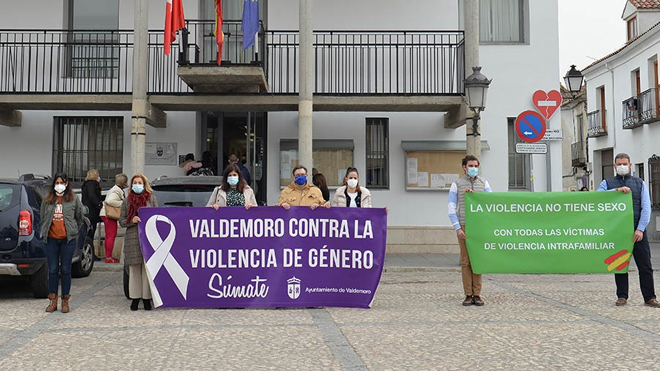 Minuto de silencio de la corporación de Valdemoro por la última mujer asesinada por un hombre.