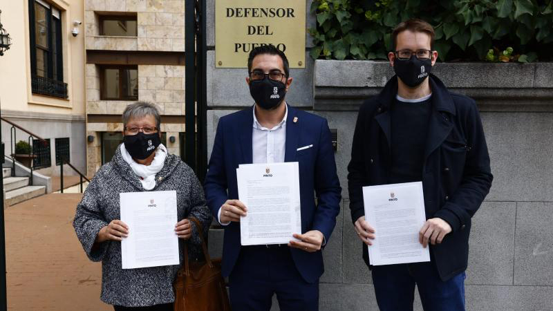 El alcalde de Pinto, Diego Ortiz, ayer frente al Defensor del Pueblo, junto a los ediles de Salud y Educación.