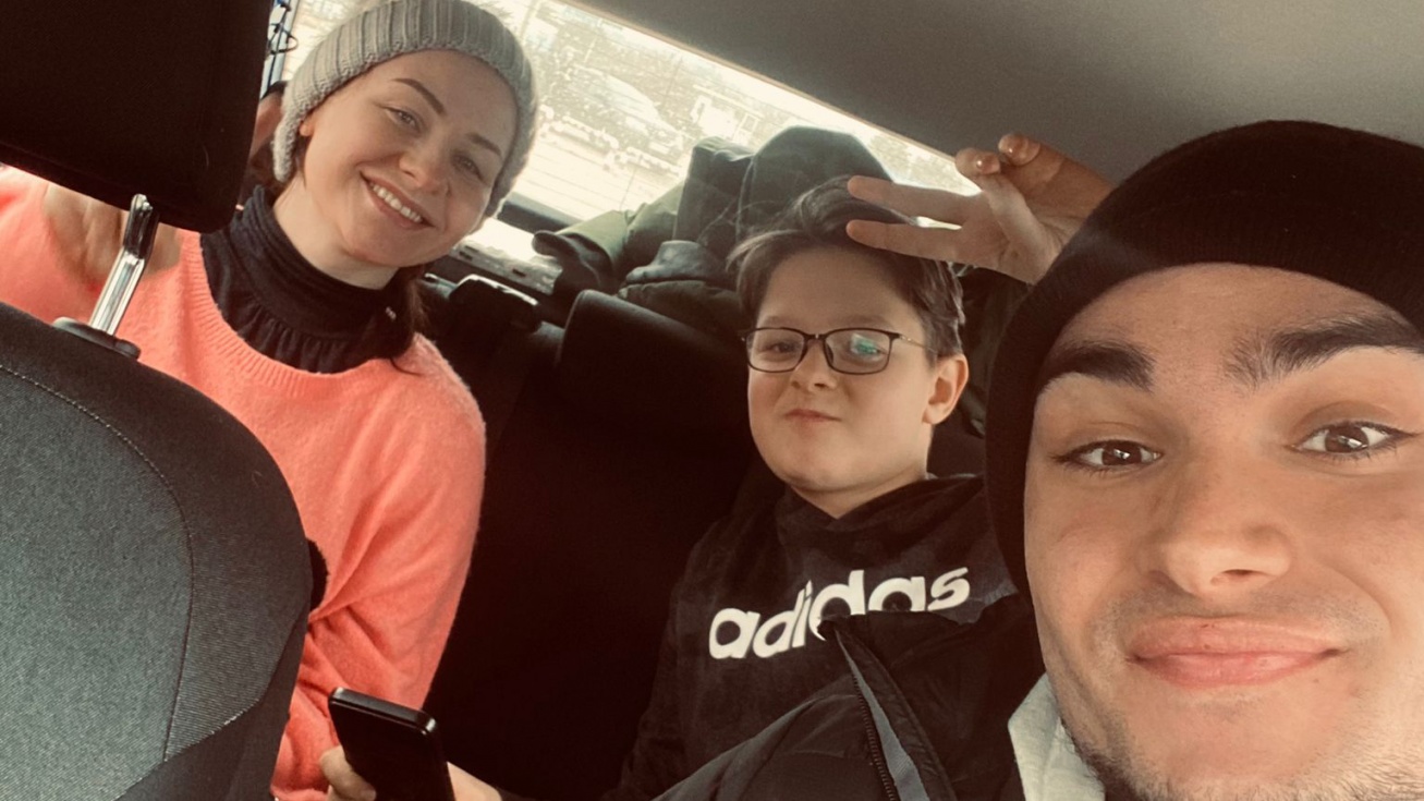 Cristian Sánchez con la familia a la está sacando de Ucrania en coche.