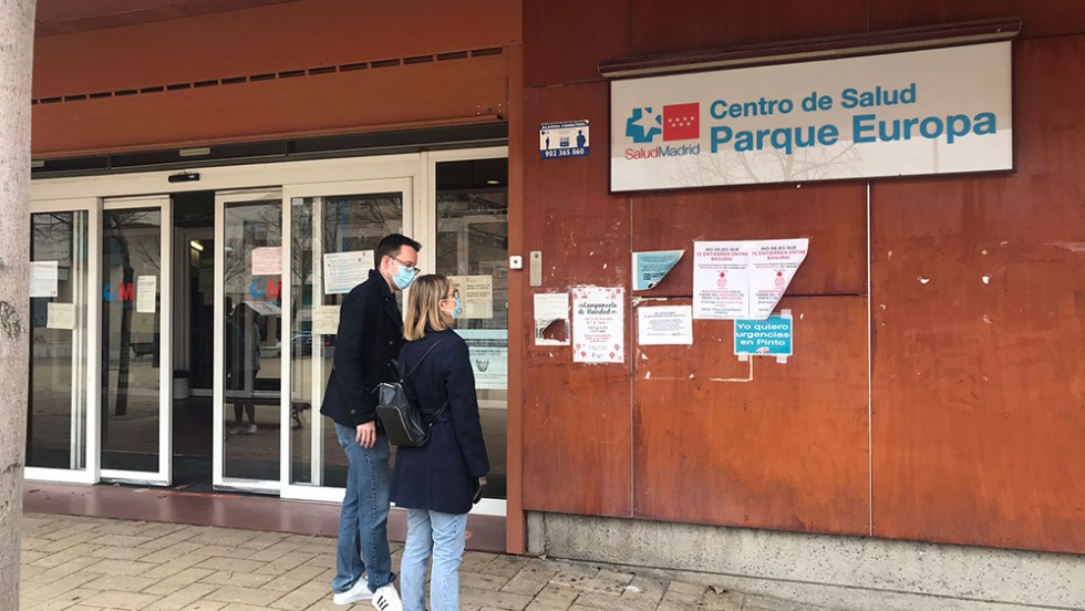 Carolina Alonso e Isaac L&oacute;pez, esta ma&ntilde;ana, frente al centro de salud de Parque Europa.