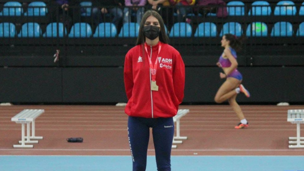Mara Rodríguez, en el podio de triple salto.