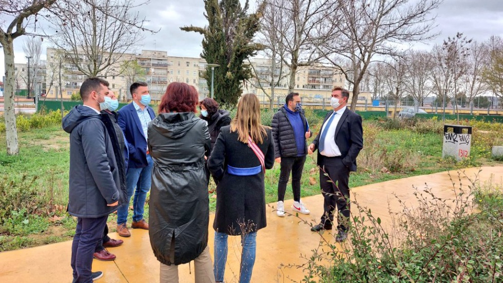 Visita del alcalde y de técnicos municipales al skatepark.