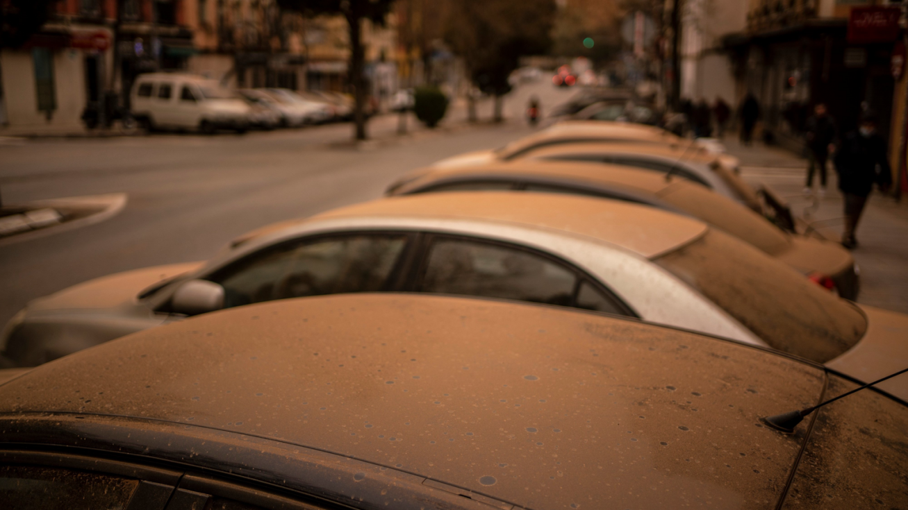 Coches coloreados por la calima en Madrid|Fotografía: Olmo Calvo