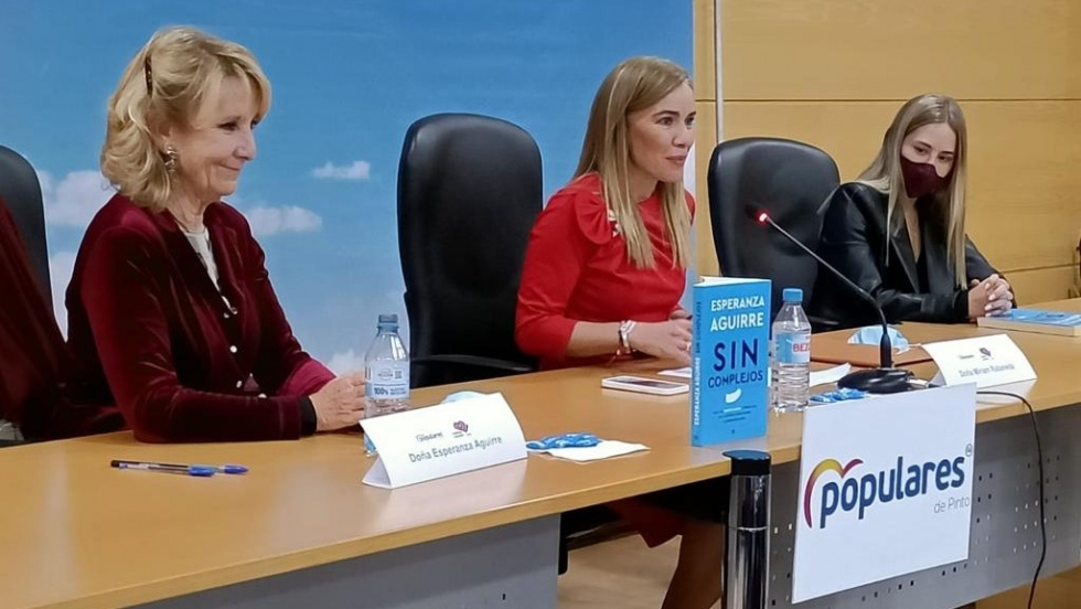 De izq a drch: Esperanza Aguirre, Miriam Rabaneda y Noelia Núñez.
