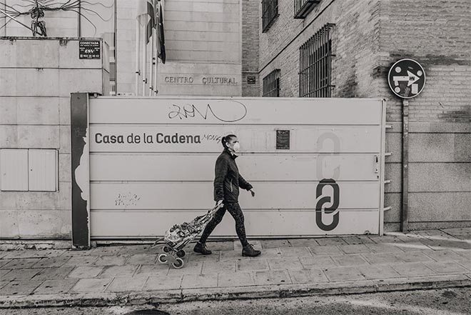 Un hombre va a la compra en Pinto durante el confinamiento. | Foto: Álex García.