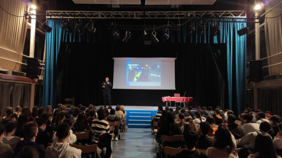 El Agente Tutor informando a los jóvenes del municipio sobre el funcionamiento de estas bandas|Foto: Ayuntamiento de Ciempozuelos
