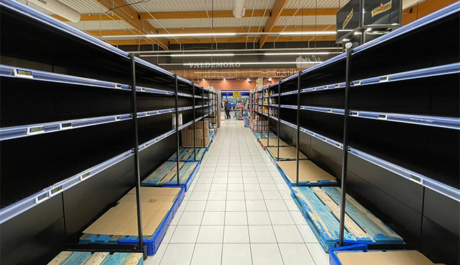Los estantes de leche del supermercado E.Leclerc Valdemoro, sin un solo cartón. | Foto: 26 de marzo, Carlos Bravo.
