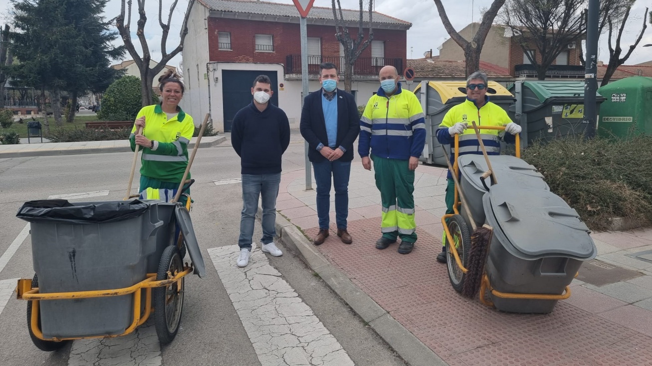 El alcalde, Rafael Martínez, y el concejal de Obras, Infraestructuras y Servicios, Sergio Neira, junto a tres de las personas contratadas | Ayuntamiento de San Martín de la Vega