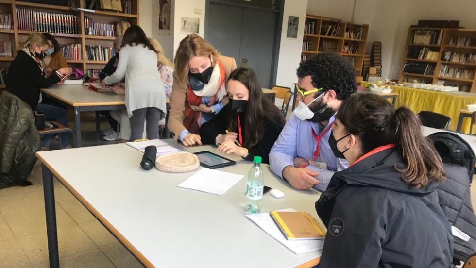Yolanda Martín, junto a Francesco y dos profesoras de intercambio en la biblioteca del Lagomar.