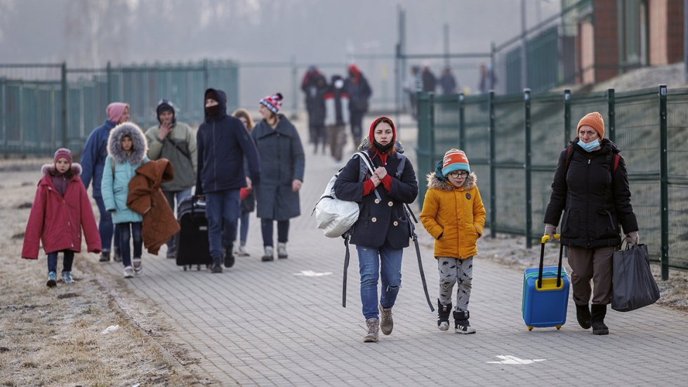 Refugiados ucranianos cruzando la frontera con ucrania | EFE