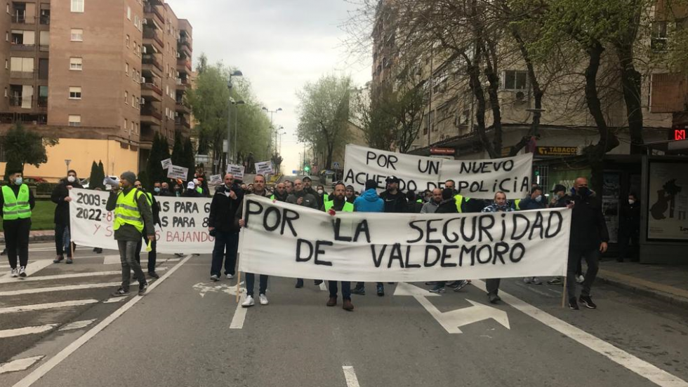 Manifestación de la Policía Local en Valdemoro en la avenida de Andalucía.