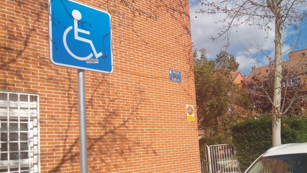 Señal de aparcamiento para personas con movilidad reducida en la calle Parla | Policía Local de Valdemoro