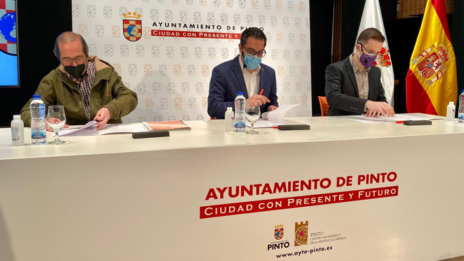 Los líderes de Unidas Pinto (Rafael Sánchez), PSOE (Diego Ortiz) y Podemos (Isaac López) durante la formalización del gobierno de coalición en Pinto en 2021.