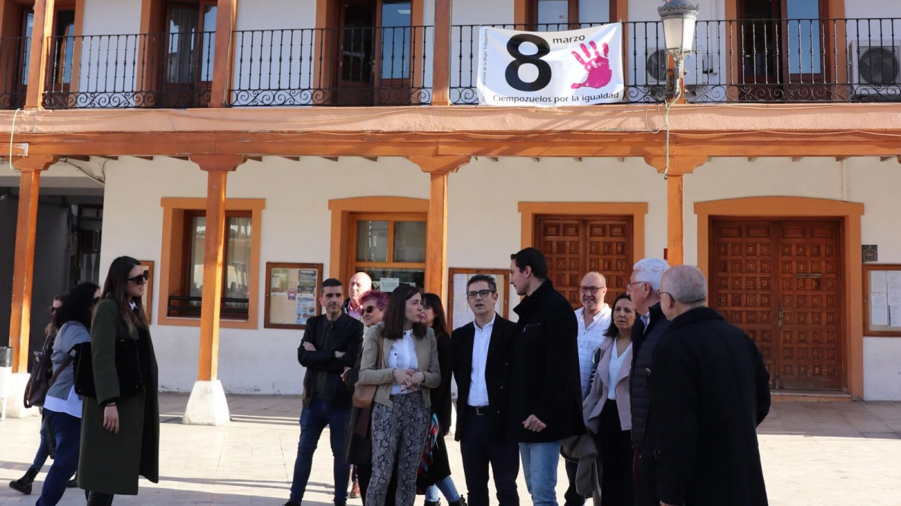 Raquel Jimeno, Félix Bolaños y Juan Lobato, frente al Ayuntamiento de Ciempozuelos.