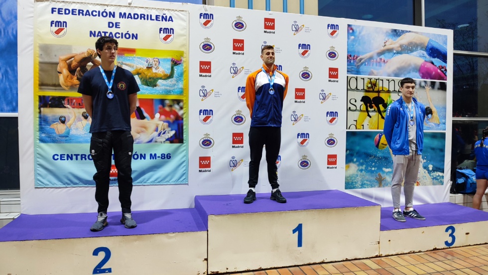Javier Arauz, en el podio de los 200 metros espalda.