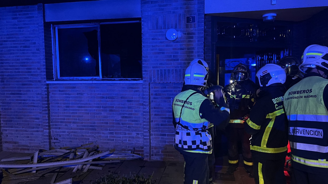 Los bomberos, ayer, a su entrada en el bloque 3 de la calle Colombia de Pinto.