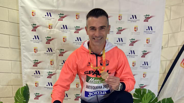 Jonathan Orozco con la medalla de oro.