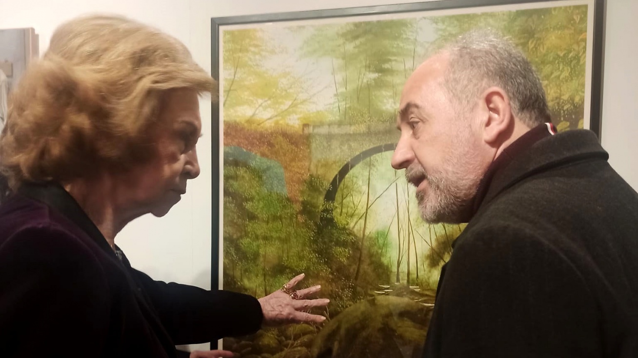 Pedro Gómez presenta su obra a la reina Sofía.