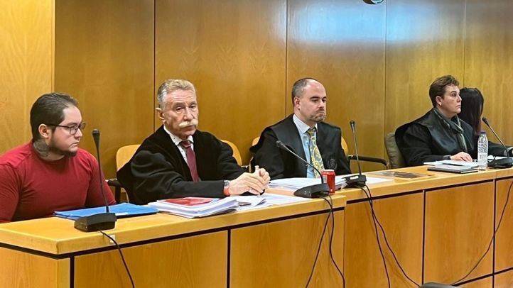 El tatuador y sus abogados, en una de las jornadas del juicio en la Audiencia Provincial | Img: Europa Press