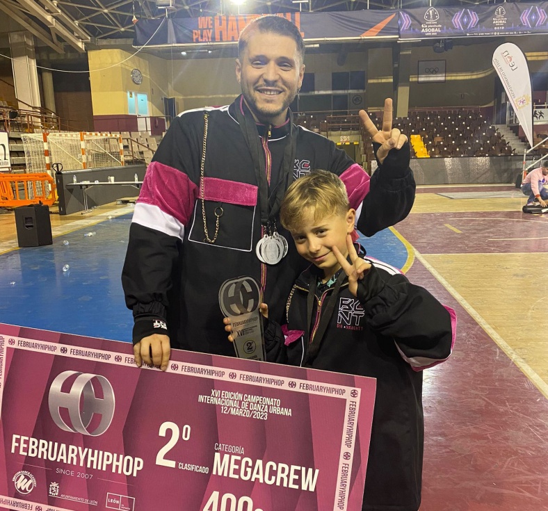 Domingo Cortés celebra las tres medallas de plata con su hermano pequeño, bailarín de Naughty Future.