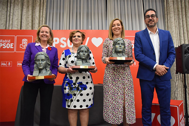 El alcalde de Pinto, Diego Ortiz, con las tres premiadas.