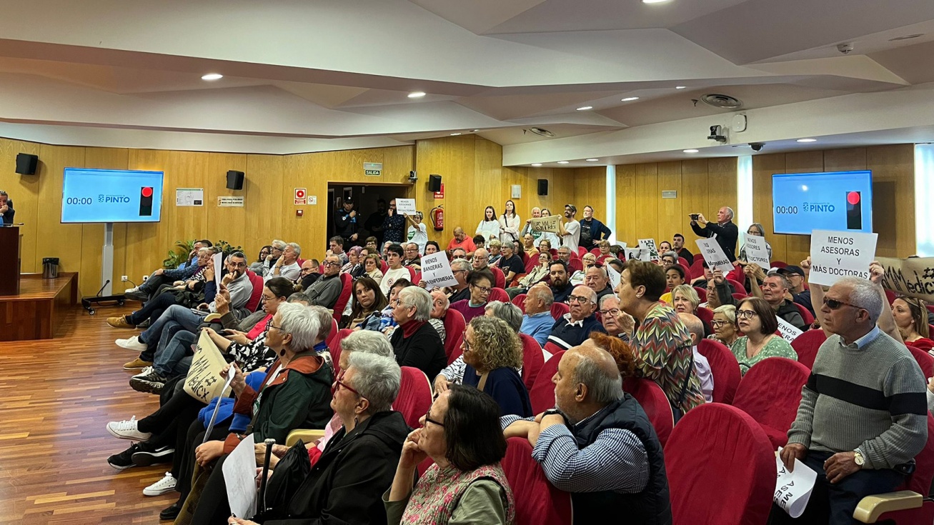 Los manifestantes en el salón de plenos.
