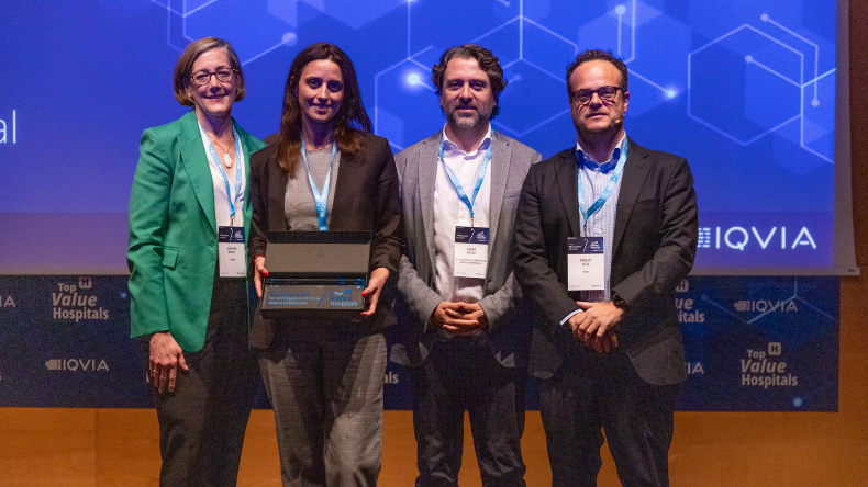 Marta del Olmo, gerente del Hospital Infanta Elena de Valdemoro, recoge el reconocimiento.