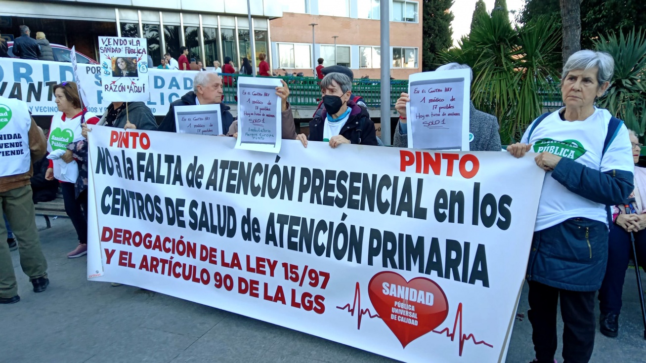 La Plataforma de Apoyo a la Atención Primaria de Pinto en una manifestación de la pasada semana en Madrid | Asociación Vecinal La Tenería