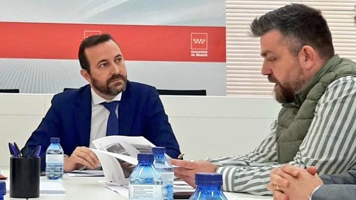 El alcalde, Rafael Martínez, junto al viceconsejero de Educación.