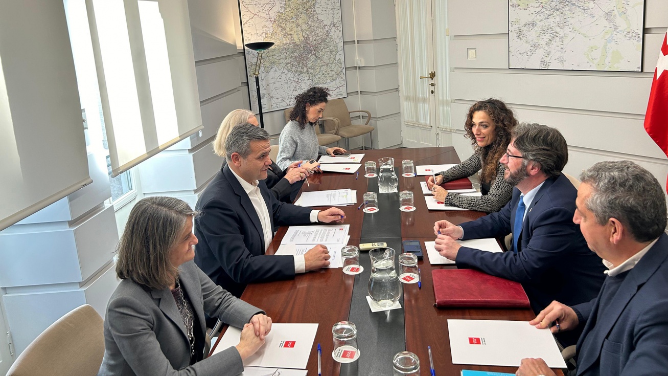 Reunión de los representantes municipales con el consejero de Vivienda.