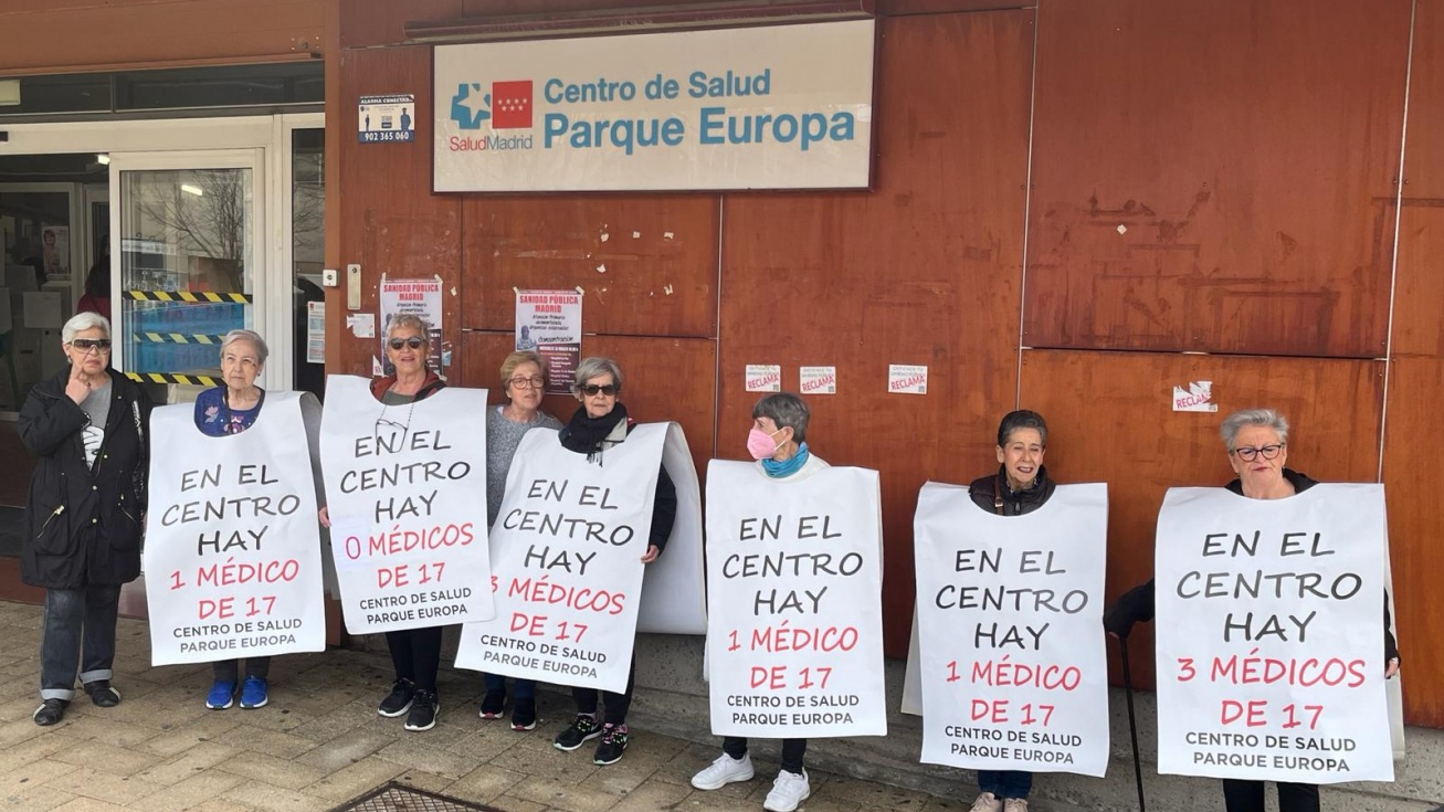 Concentración ciudadana en la entrada del centro de salud Parque Europa | Plataforma de Apoyo a la Atención Primaria de Pinto